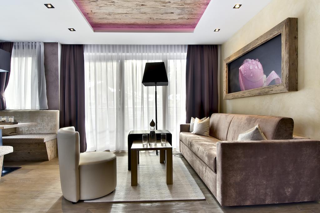 Pete Alpine Boutique Hotel - Klein Und Fein - Private Spa Suiten Und Zimmer Sankt Anton am Arlberg Rum bild