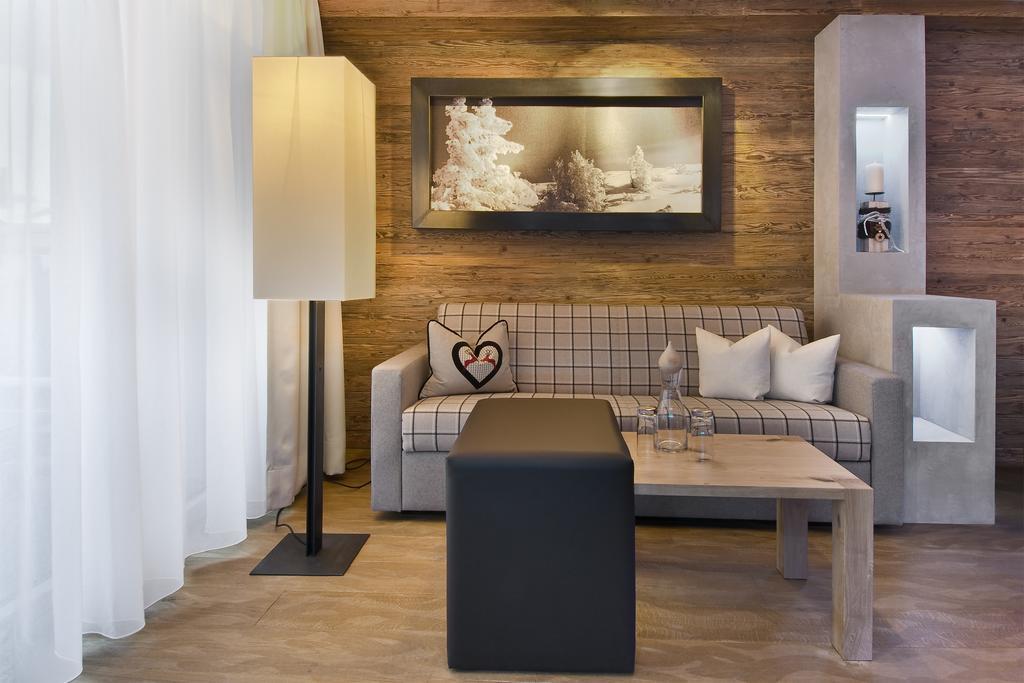Pete Alpine Boutique Hotel - Klein Und Fein - Private Spa Suiten Und Zimmer Sankt Anton am Arlberg Rum bild