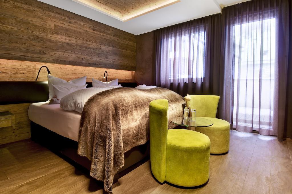 Pete Alpine Boutique Hotel - Klein Und Fein - Private Spa Suiten Und Zimmer Sankt Anton am Arlberg Rum bild
