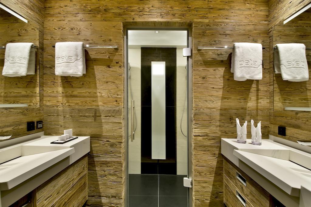 Pete Alpine Boutique Hotel - Klein Und Fein - Private Spa Suiten Und Zimmer Sankt Anton am Arlberg Rum bild