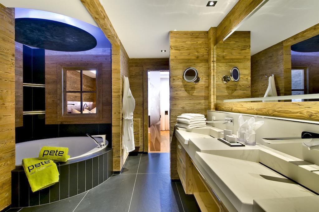 Pete Alpine Boutique Hotel - Klein Und Fein - Private Spa Suiten Und Zimmer Sankt Anton am Arlberg Rum bild