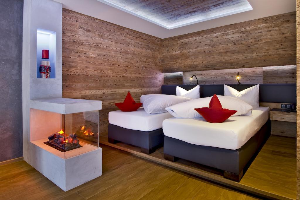 Pete Alpine Boutique Hotel - Klein Und Fein - Private Spa Suiten Und Zimmer Sankt Anton am Arlberg Rum bild